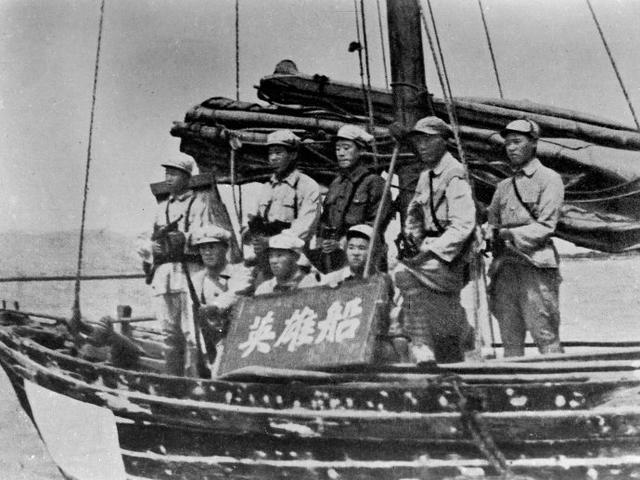解放军战士神奇战例：用手榴弹加木帆船打跑军舰