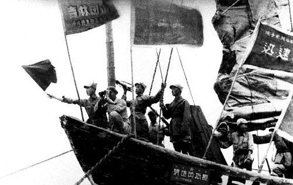 解放军战士神奇战例：用手榴弹加木帆船打跑军舰