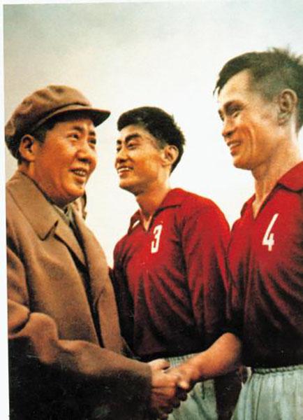 贺龙与足球渊源深厚，曾让中国队走上历史巅峰，如今仍有遗憾