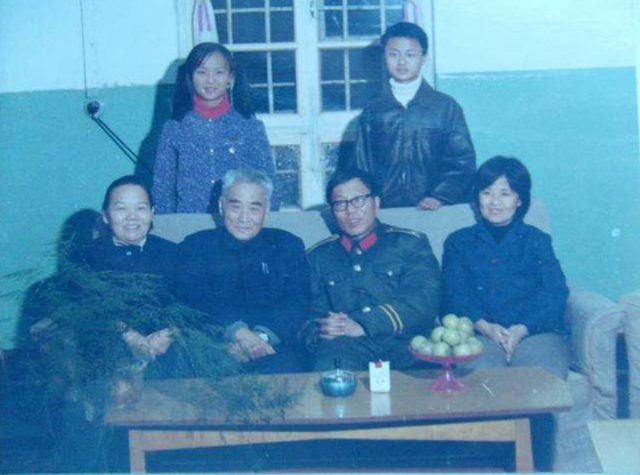 1985年，82岁黄维重回战犯管理所，申请在2号监室住一晚