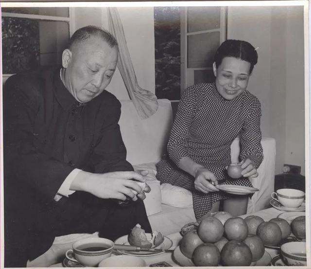 1955年，卫立煌从香港回国，主席发贺电：盼早日来京
