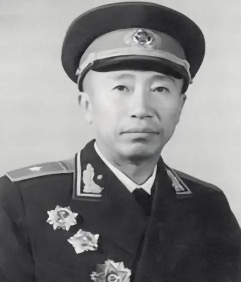 1955年，彭德怀看到此人的军衔，感叹说：他是少将，我顶多是中将