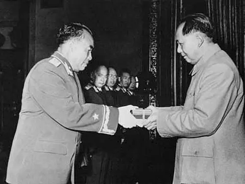 1955年选帅难题：粟裕让贤，周总理拿苏联元帅举例，保陈毅上位
