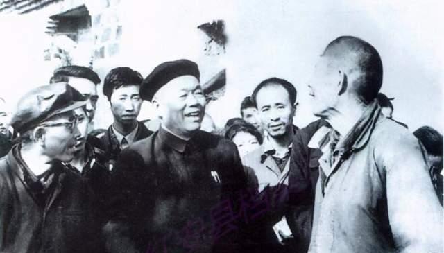 1949年，韩先楚回家乡，想还老乡四斗谷子，老乡说：你还完了