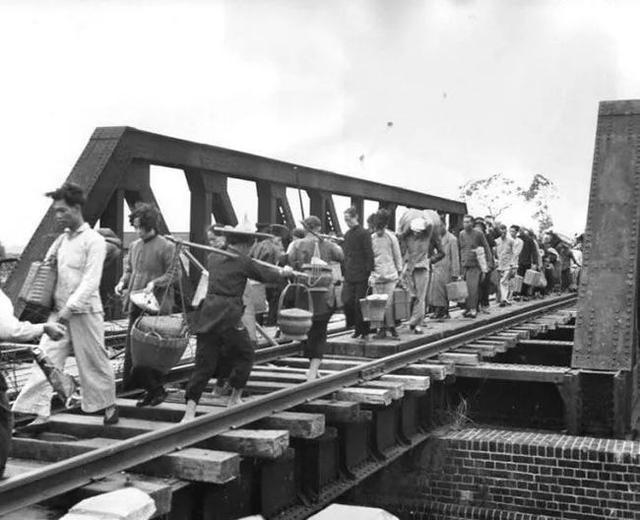 1950年，南朝鲜高官纷纷逃跑，爆破汉江大桥切断自己军民后路