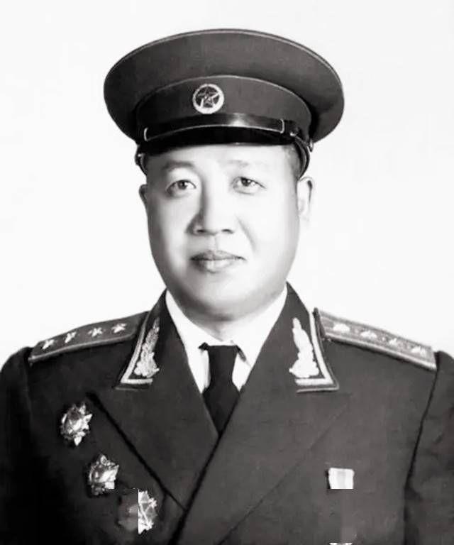 作家采访志愿军团长范天恩，范天恩说：请帮我找警卫员家人