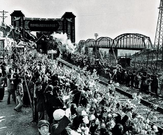 1950年，彭老总来到鸭绿江大桥，看一眼对岸后说：入朝计划要修改