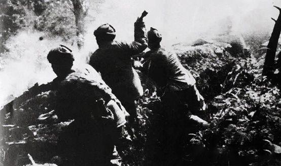 1950年，一队南朝鲜军队和美军握手，转眼间抬枪就打