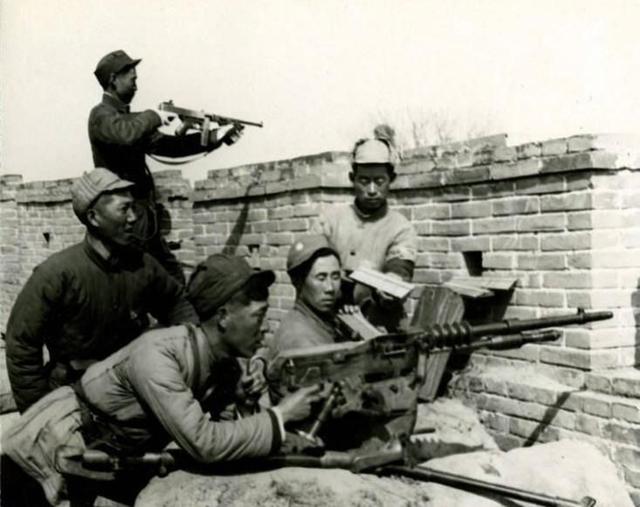 1943年，八路政委秦光受伤倒地，一伪军轻声说：别动，我们马上走