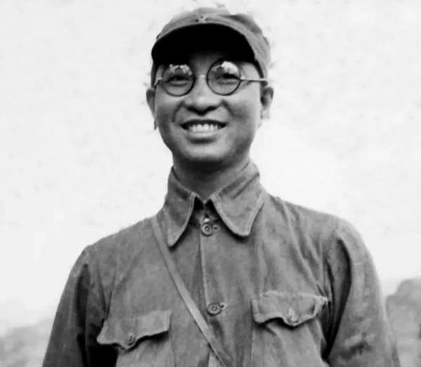 1935年，陈赓抢着当担架队长，走出草地后周恩来说：他救了我的命