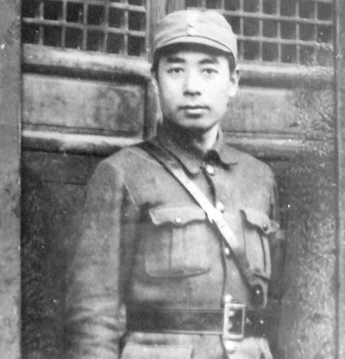 1935年，陈赓抢着当担架队长，走出草地后周恩来说：他救了我的命