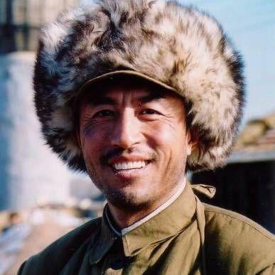 1973年，一位干部拿着照片对一农民说：你的兄弟是英雄杨子荣
