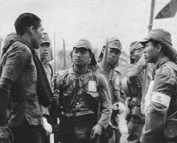 1943年，群众打伤一名敌特，八路军首长心急如焚，下令赶快救治