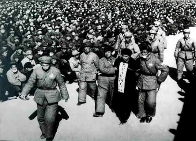 1952年，刘亚楼穿补丁衣服见主席，空军领导碰头：救济一下司令员