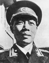 1952年，刘亚楼穿补丁衣服见主席，空军领导碰头：救济一下司令员