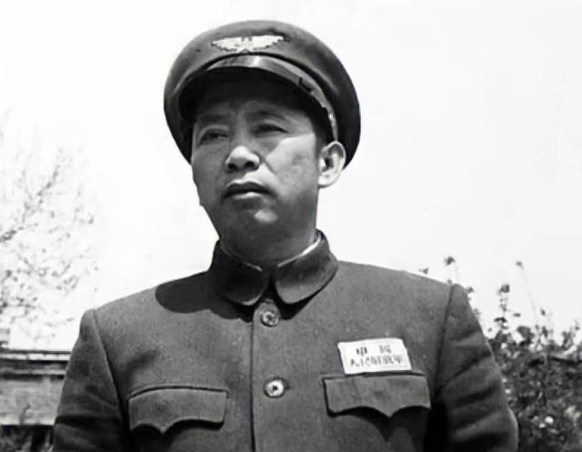 1952年，刘亚楼穿补丁衣服见主席，空军领导碰头：救济一下司令员