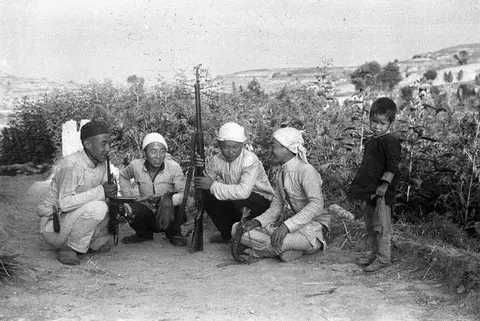 抗战时为何民兵有冲锋枪而八路只有步枪？民兵说：看看弹匣和枪管