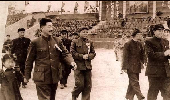 1962年，贺龙和陈毅因为羽毛球事业斗嘴，总理说：折中一下