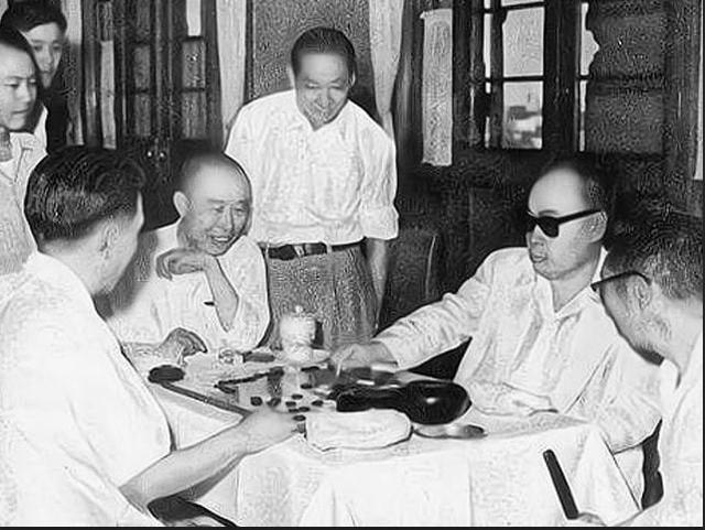1962年，贺龙和陈毅因为羽毛球事业斗嘴，总理说：折中一下
