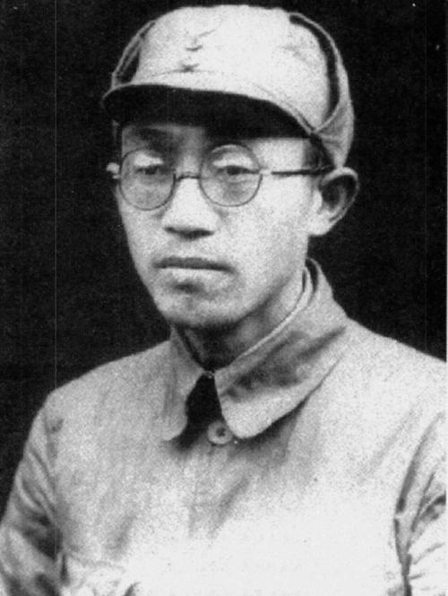 1929年，黄克诚在街头偶遇敌人，他走上前去大喊老同学