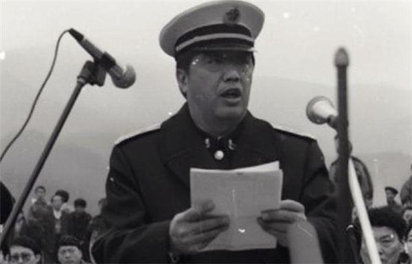 1995年，贺龙之子贺鹏飞找到商人徐增平，说：请帮我购买航空母舰