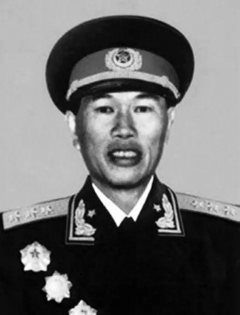 1949年，一战士看到报纸后痛哭，对人说：邓华是我失散22年的父亲