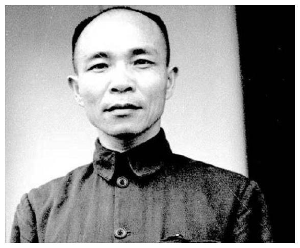 1941年，李克农受命离开广西，国军上校想搭车，他送上两根金条