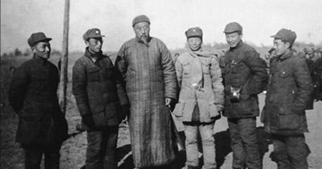 1951年，一个小贩对审讯者说：我是情报员鲍君甫，陈赓能为我证明
