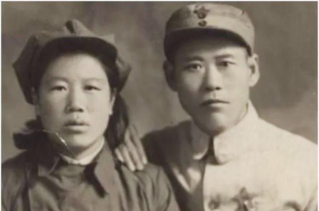 1998年，开国少将贺东生去世前对妻子说：该告诉孩子他们的身世了