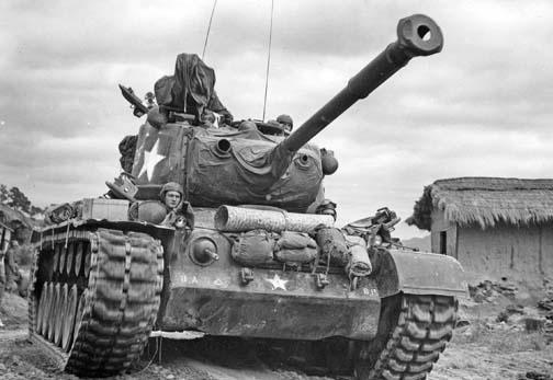 1951年，志愿军英雄击毁5辆敌人坦克；主席打趣：你的名字不雅