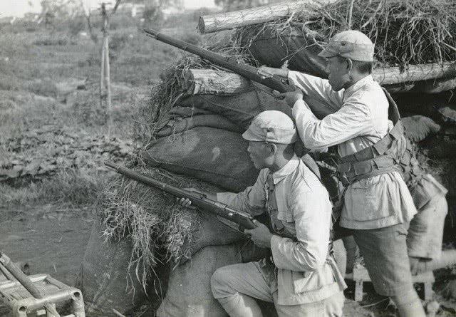 1942年，新四军狙击兵一人拖住上百日军，极限情况下反杀全部敌人