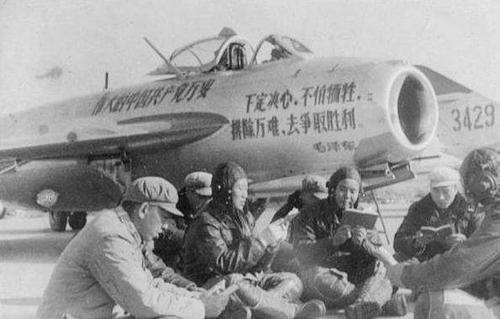 1953年，周总理前往苏联交涉，郑重提出：请放航空专家唐铎回国