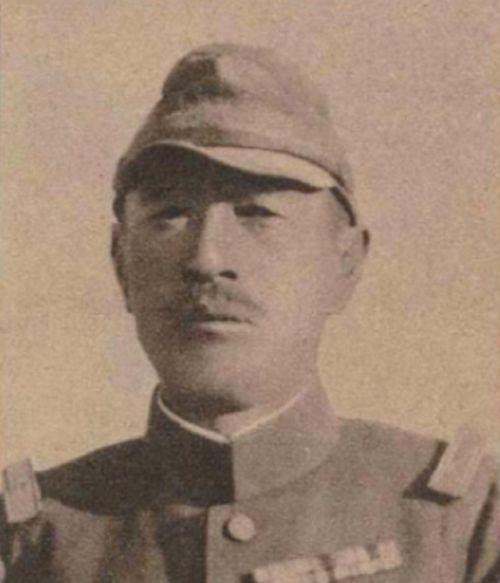 八路军撤退时，发现日军在路边小解，杨成武观察后说：敌人有埋伏