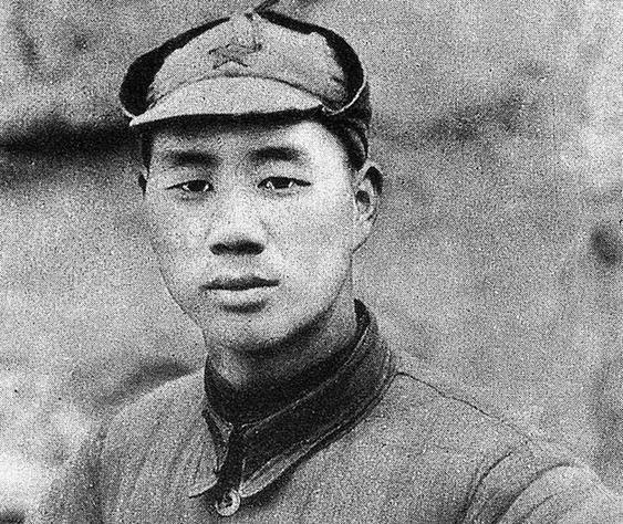 八路军撤退时，发现日军在路边小解，杨成武观察后说：敌人有埋伏