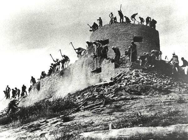 1940年，八路英雄从敌碉堡射击孔里夺下机枪！军民盛赞：军中吕布