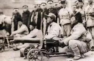 1937年，八路军手推火车皮弄来六车武器，彭德怀说：还给阎锡山