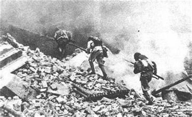 1945年，八十名猎户在丛林中猎杀日军，5天消灭了上千人