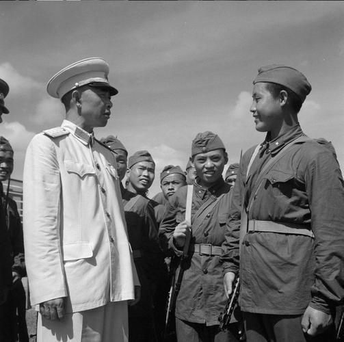 1955年，毛主席得知陈明仁准备授少将衔，马上指示：他必须是上将