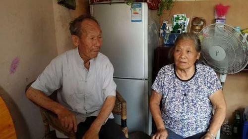 台湾老兵带妻儿回家探亲，见到分离五十年的原配时，二人相对无言