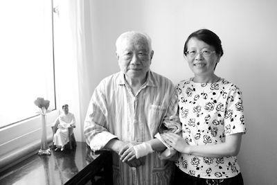 台湾老兵带妻儿回家探亲，见到分离五十年的原配时，二人相对无言
