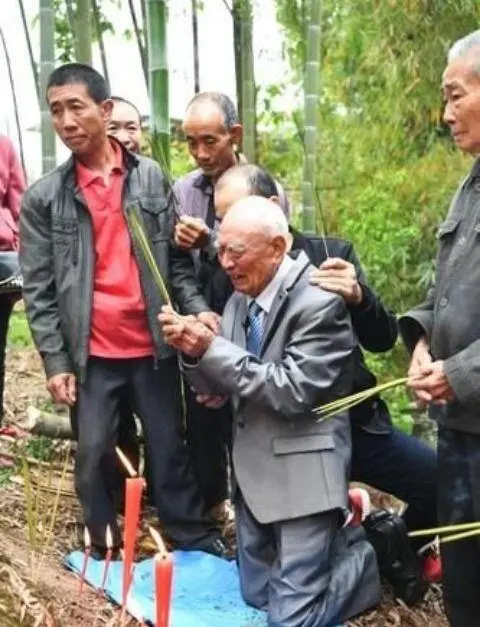 台湾老兵带妻儿回家探亲，见到分离五十年的原配时，二人相对无言