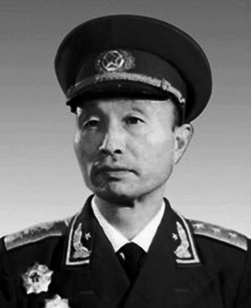 1941年，新四军将领张爱萍集合警卫连，发布任务说：去把牛夺回来