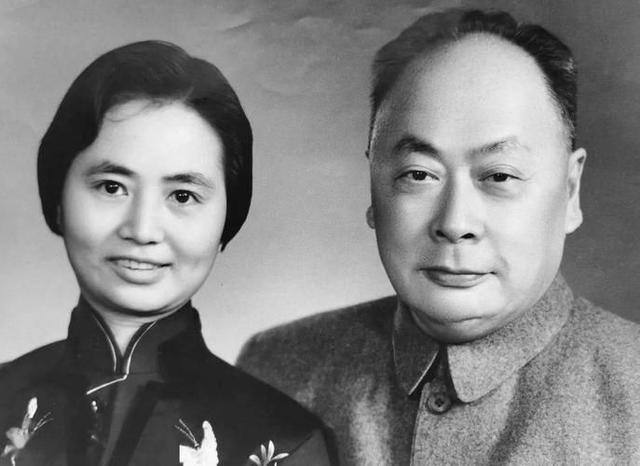 1972年，毛主席参加陈毅葬礼，看到一挽联后，对周总理说：帮帮他