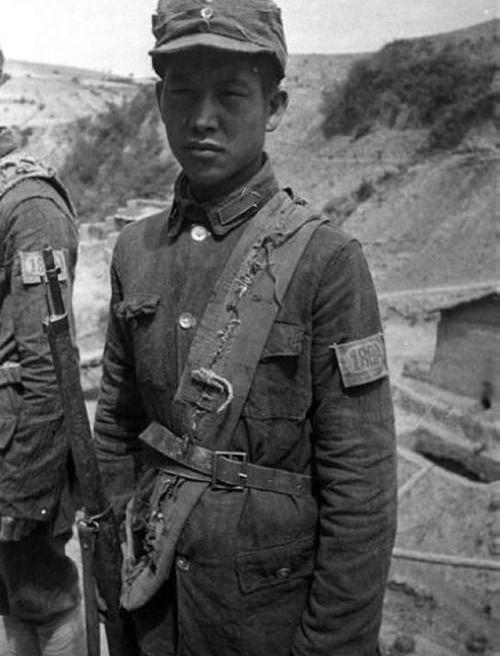 1942年，16岁八路军遭遇日军骑兵，他将敌人引入坟地一举击溃