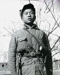 1942年，16岁八路军遭遇日军骑兵，他将敌人引入坟地一举击溃