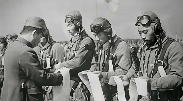 八路军抓住日本飞行员，得知其身份后大喜：被俘的战友能回来了