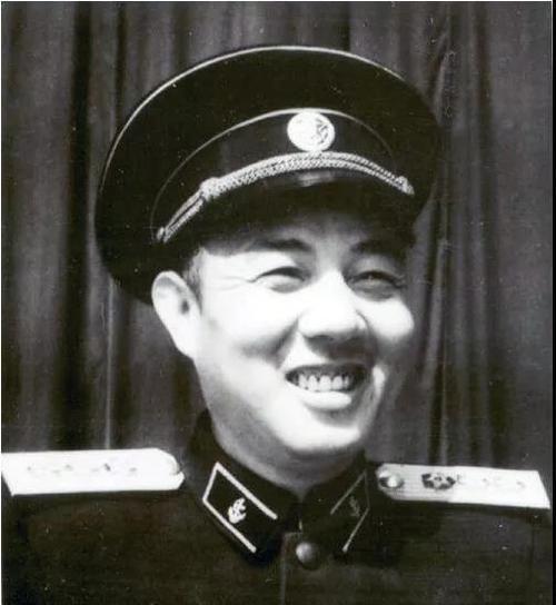 离婚后，苏振华将军带着6个孩子参加国庆活动，毛主席：再找一个