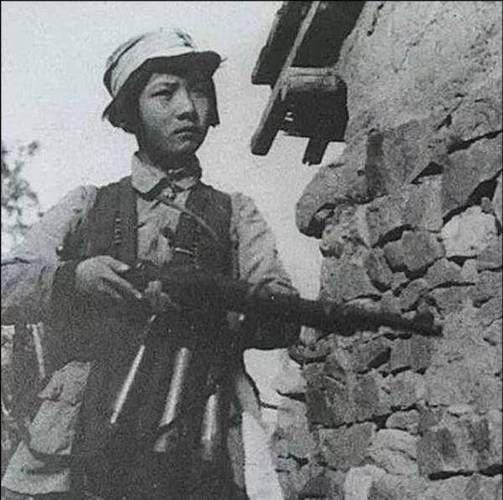 1941年，八路军女团长被包围，日军靠近时，却见她身上冒起浓烟