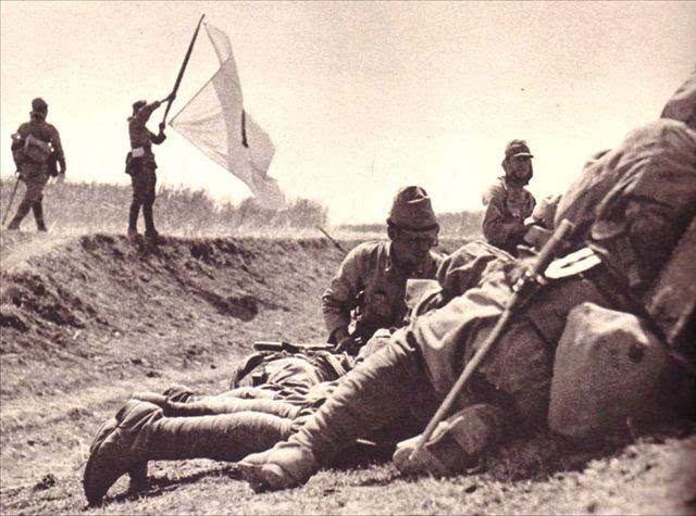 日军躲入炮楼之中，新四军久攻不克，老红军笑着说：抓过老鼠吗？