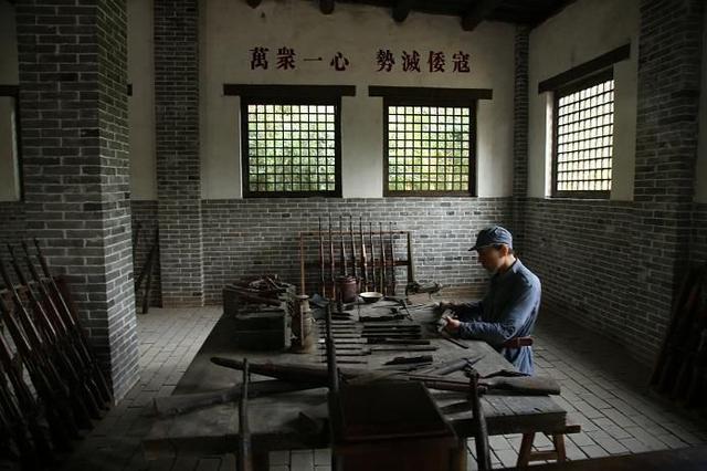 1941年，日军夜袭小村庄，八路军沉着反制，一枪未发杀敌二百多人